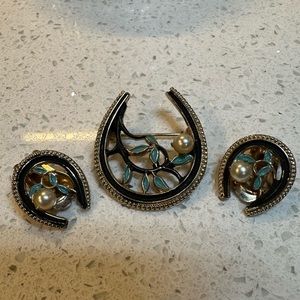 Vintage lucky horshoe enameled with faux pearl gold tone brooch and earrings